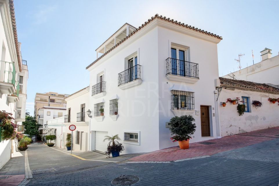 Gran vivienda en venta con garaje y vistas al mar en el casco antiguo de Estepona