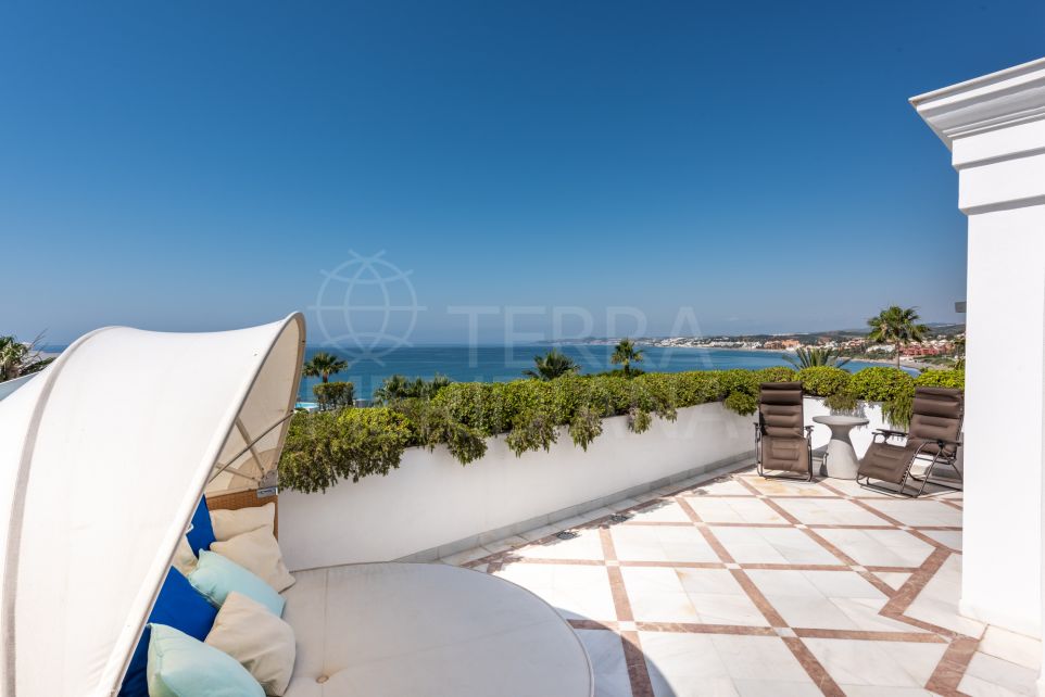 REDUCED! Frontline beach penthouse for sale in Doncella Beach, Estepona