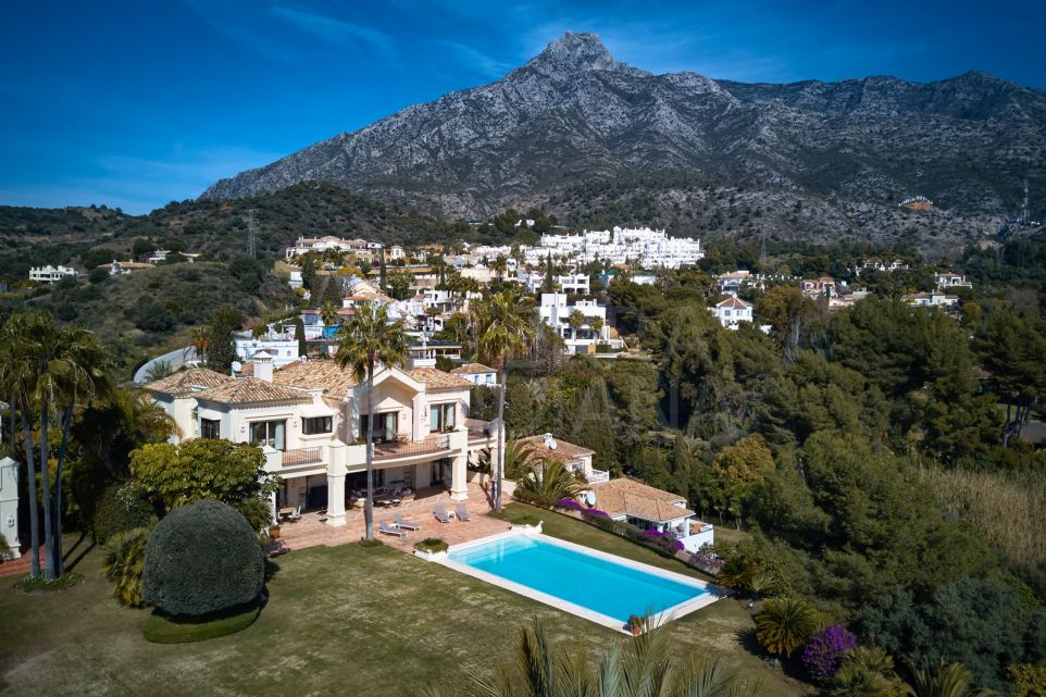 Stately villa with 5 bedrooms and panoramic sea views for sale in Marbella Golden Mile