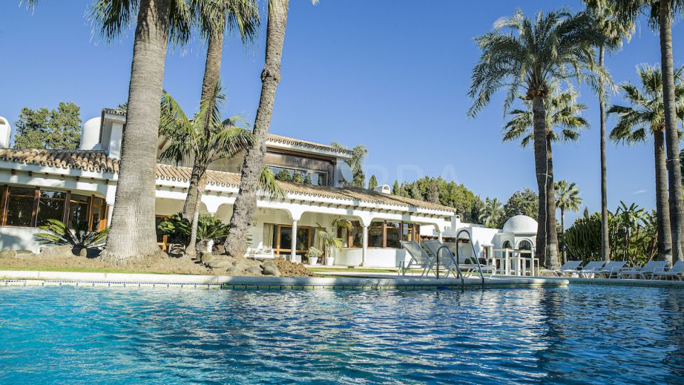 Stately villa with 5 bedrooms for sale near the beach in Guadalmina Baja, Marbella