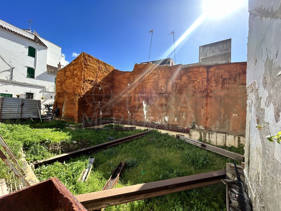 OPORTUNIDAD Amplio terreno con proyecto y licencia para construir en venta en el casco antiguo de Estepona.