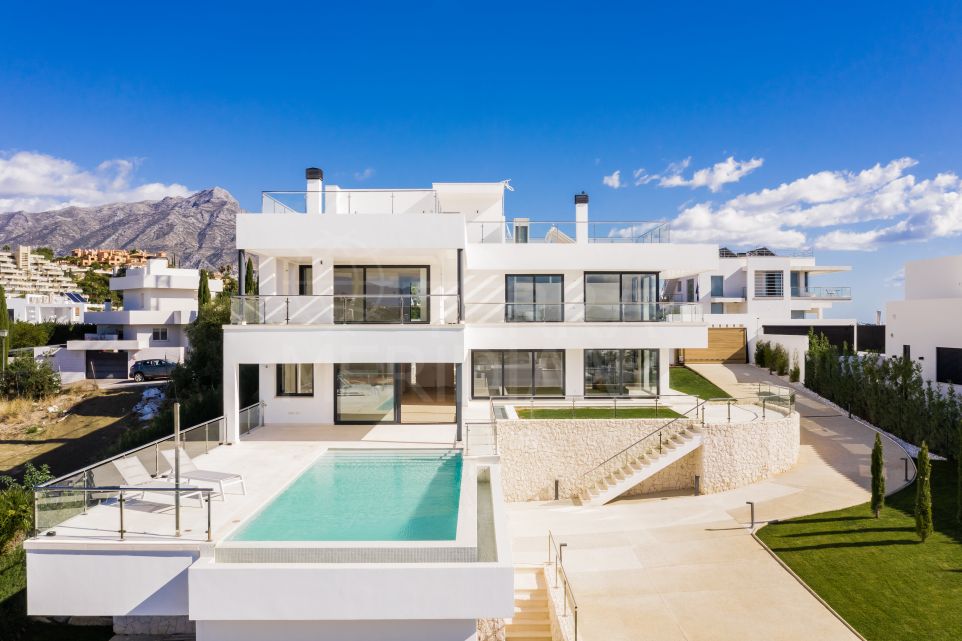 Villa moderne neuve, 4 chambres, piscine et jardin, vue mer, à vendre à Nueva Andalucía