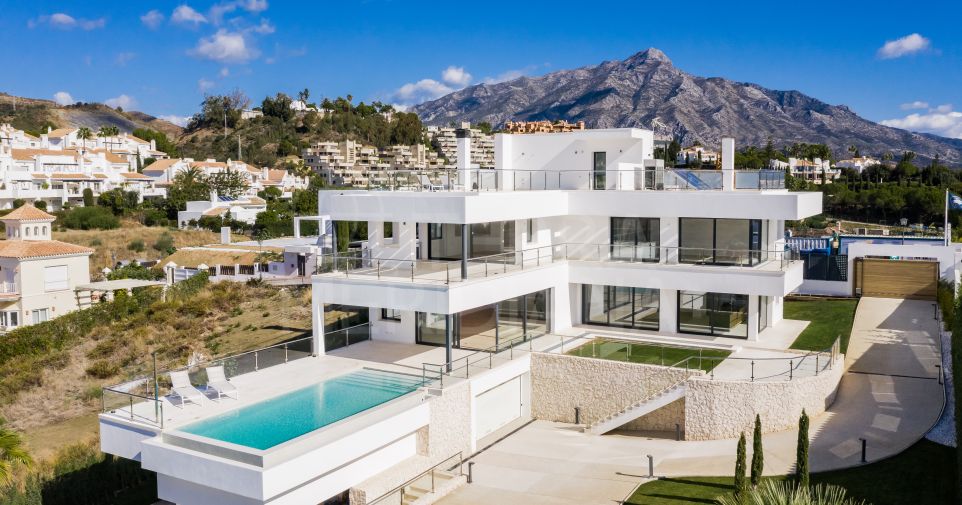 Villa moderna de nueva construcción, 4 dormitorios, piscina y jardín, vistas al mar, en venta en Nueva Andalucía