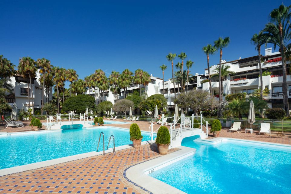 Gorgeous renovated duplex, 4 bedrooms, sea views, pool and garden, for sale in Marina Puenta Romano, Marbella