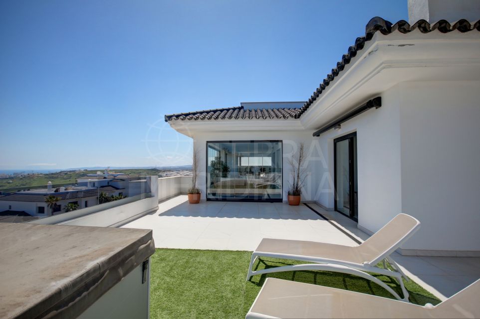 Brand new luxury penthouse with 4 bedrooms and panoramic sea views for sale in Estepona
