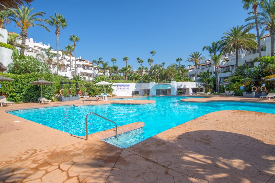 2 bedroom luxury apartment for sale in front-line beach community near Puerto Banus
