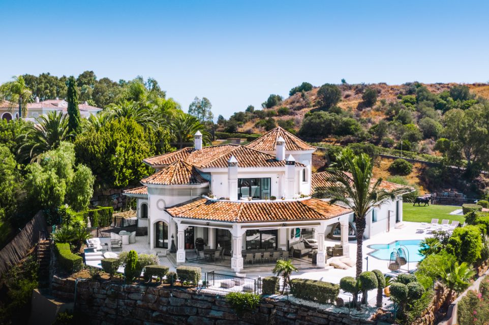 Stunning luxury villa, 4 bedrooms, huge terraces, indoor and outdoor pools, for sale in Benahavís