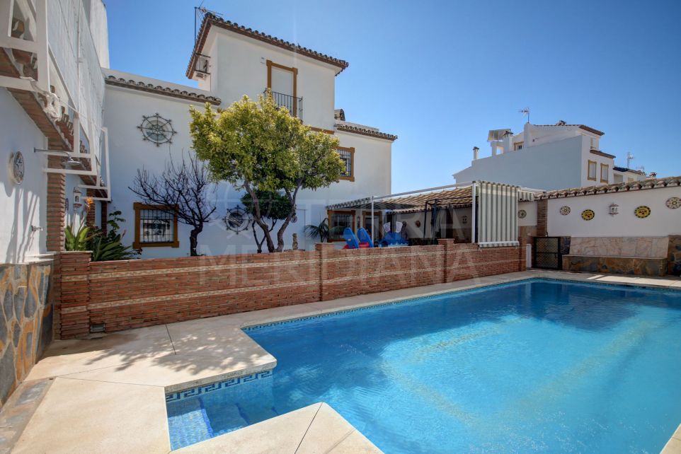 Spacious semi-detached villa with 5 bedrooms and sea views for sale in Estepona centre