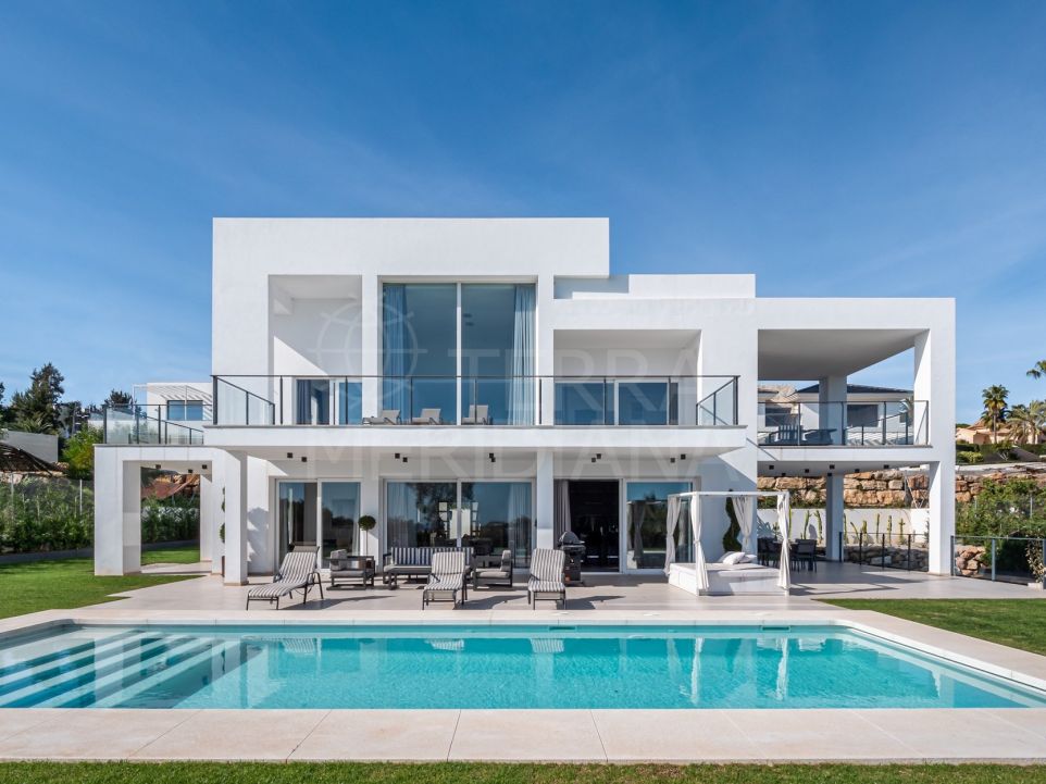 Magnificent modern style villa with 4 bedrooms and sea views for sale in La Quinta, Benahavis