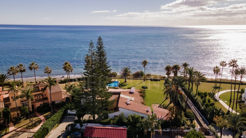 Fabulosa villa de 5 dormitorios en primera línea de playa en venta cerca del centro de Estepona