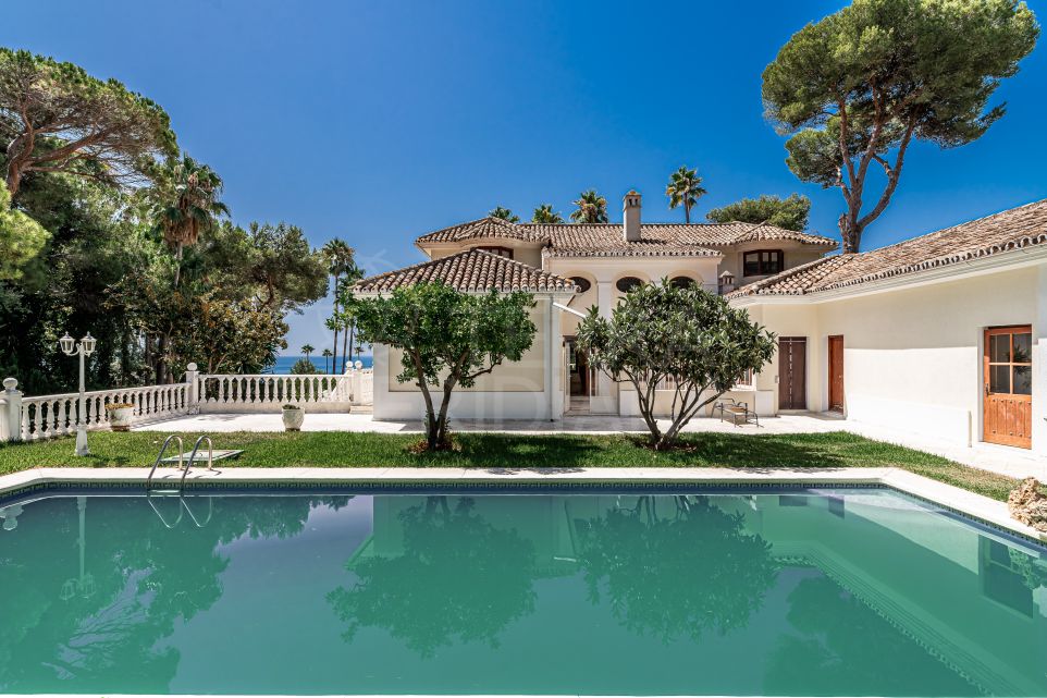 Hermosa villa de lujo de 5 dormitorios con vistas al mar en venta en La Carolina en la Milla de Oro de Marbella