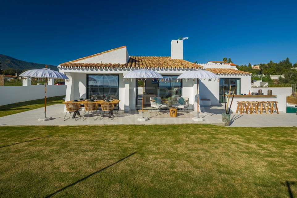 Beautifully reformed 3 bedroom villa with sea views for sale in Puerto Romano, Estepona