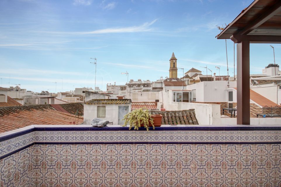Beautiful 3 bedroom townhouse with roof terrace for sale in Estepona's Old Town