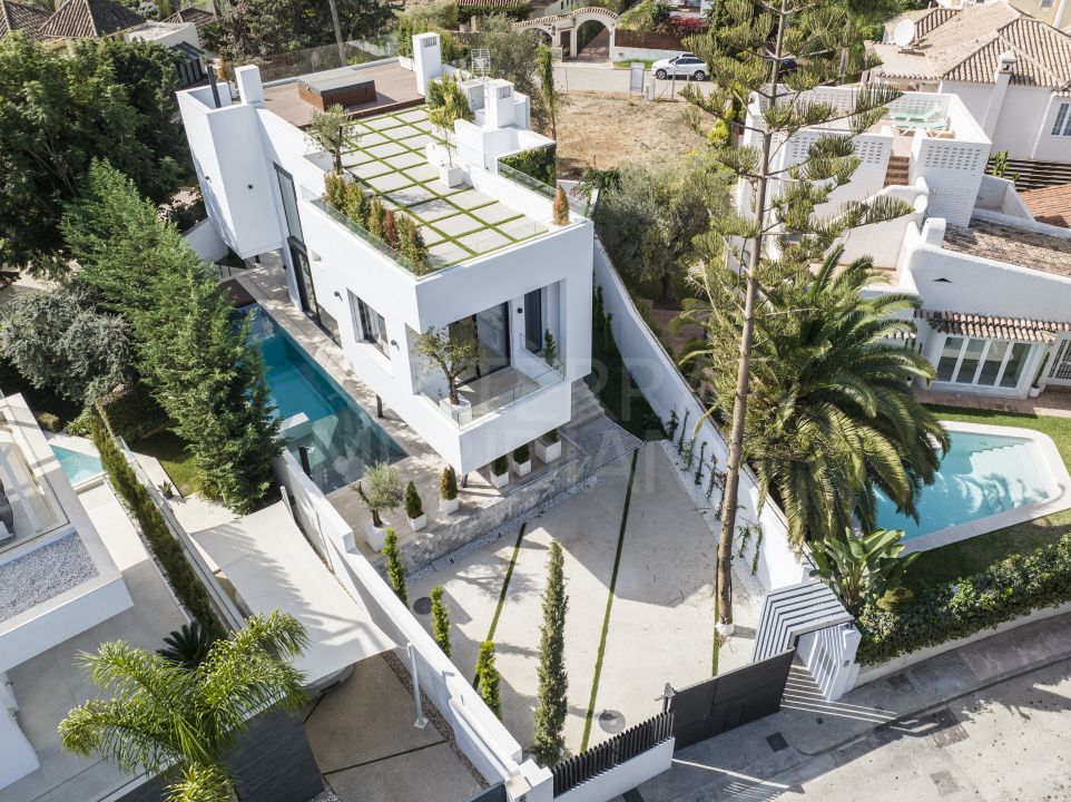 Villa contemporanea en venta en Casablanca Beach, Marbella Milla de Oro
