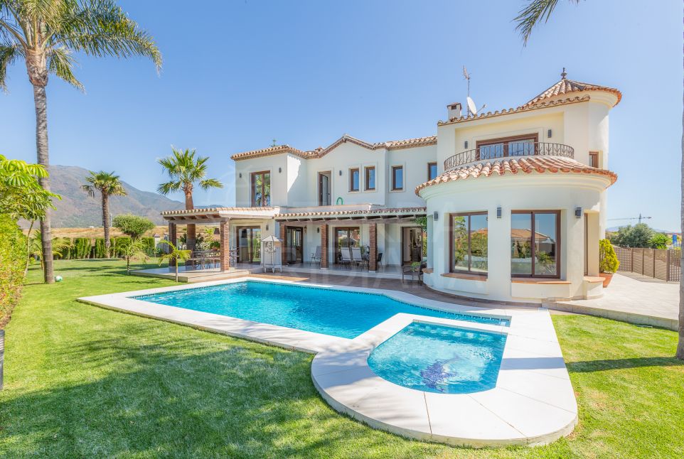 Beautiful Mediterranean style villa with 4 bedrooms and open sea views for sale in Seghers, Estepona