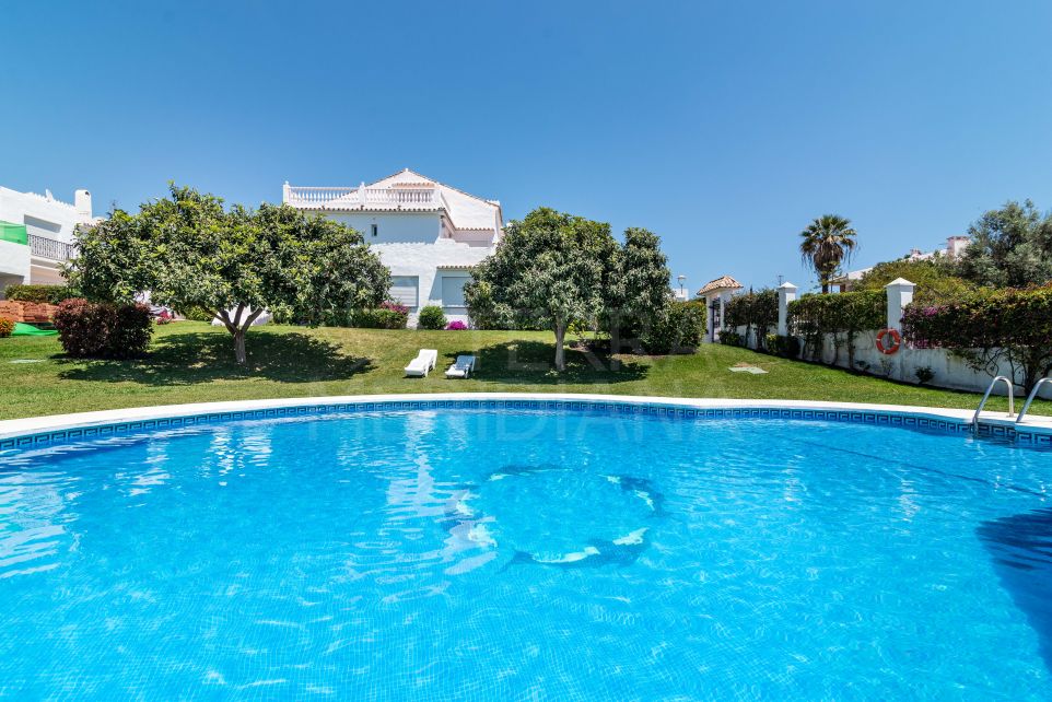 Fabulosa y moderna casa adosada renovada de 3 dormitorios en venta en Nueva Andalucía, Marbella