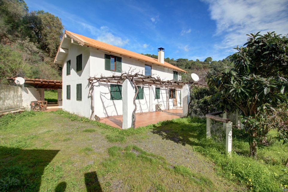 Finca con 2 casas junto al río en una extensa parcela en venta en El Padrón, Estepona