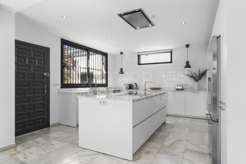 6 Bedroom Contemporary Luxury Villa Near Puerto Banús