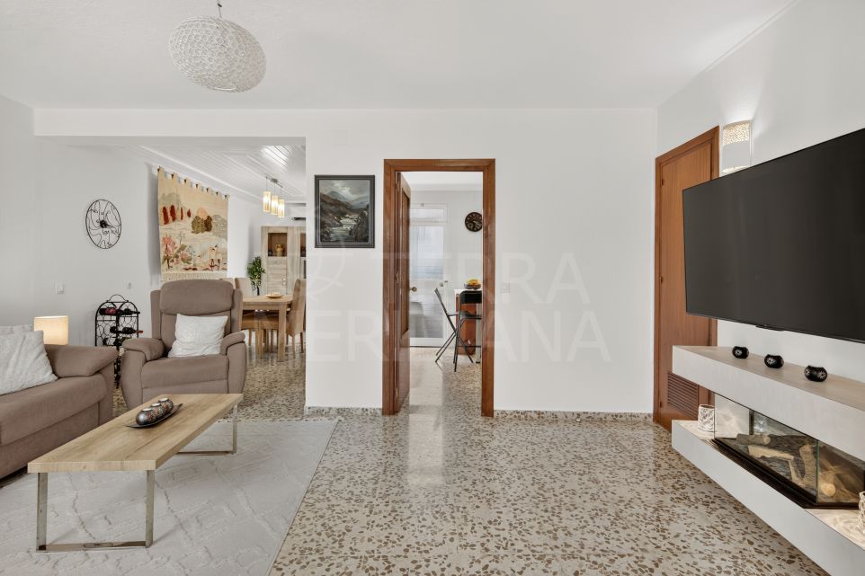Encantadora casa adosada de 2 dormitorios en venta en el corazón del casco antiguo de Estepona