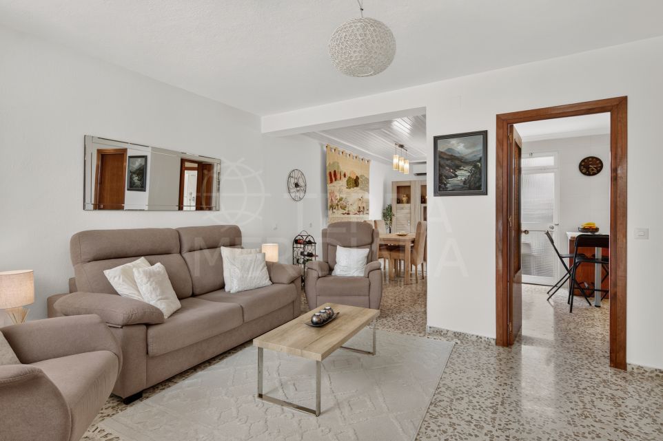 Encantadora casa adosada de 2 dormitorios en venta en el corazón del casco antiguo de Estepona