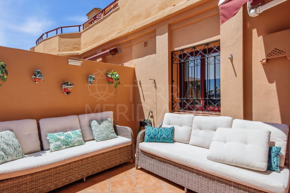 Precioso apartamento dúplex de 3 dormitorios situado en el reconocido complejo residencial en primera línea de playa Riviera Andaluza en la ciudad de Estepona.