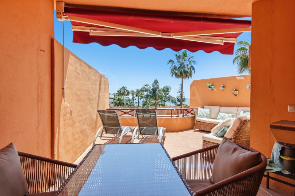 Lovely 3-bedroom duplex apartment located in the well-known beachfront complex Riviera Andaluza in Estepona Town