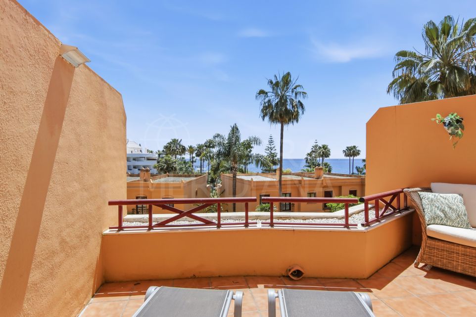 Lovely 3-bedroom duplex apartment located in the well-known beachfront complex Riviera Andaluza in Estepona Town