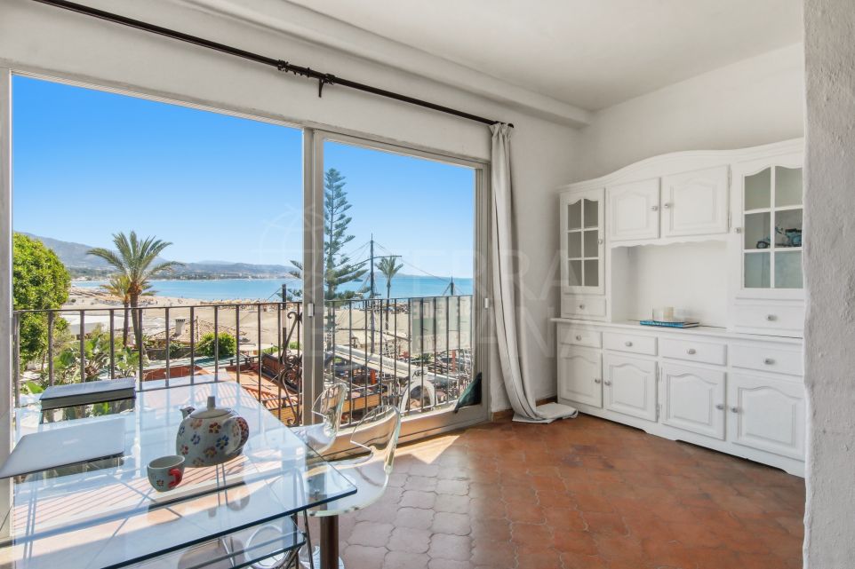 Appartement en première ligne de plage avec 1 chambre et vue imprenable sur la mer à vendre à Puerto Banús