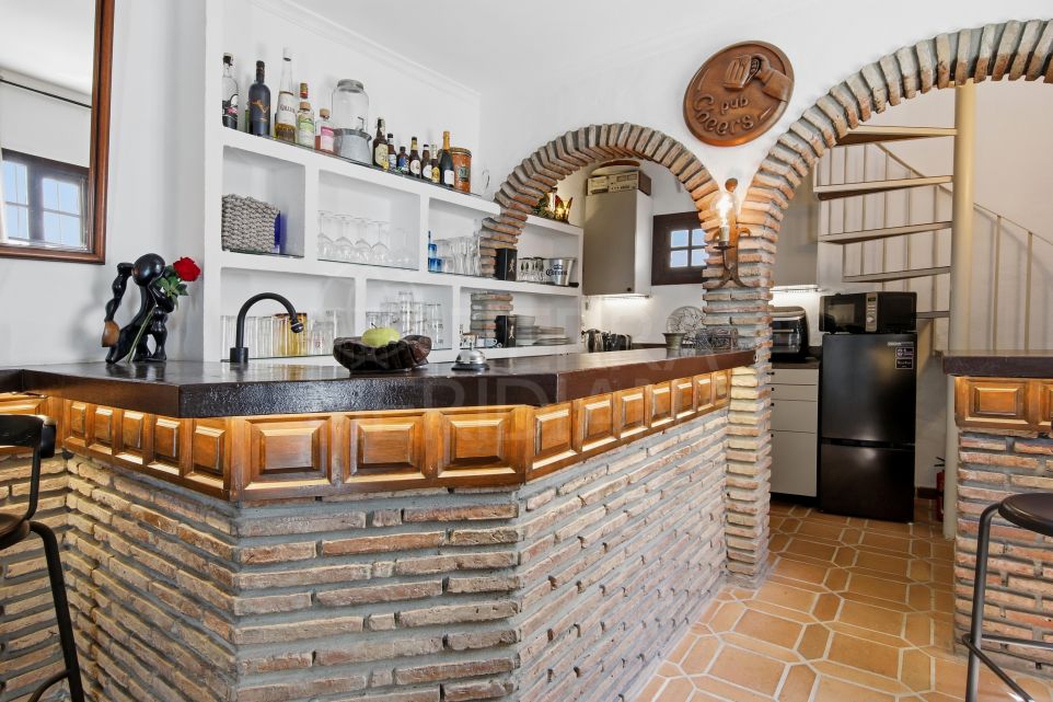 Encantadora casa adosada con terraza-solárium en venta en el Casco Antiguo de Estepona