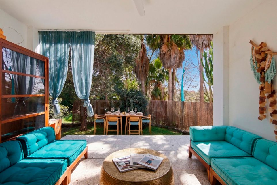 Chalet adosado de 2 dormitorios de estilo mediterráneo en venta en la Nueva Milla de Oro de Estepona.