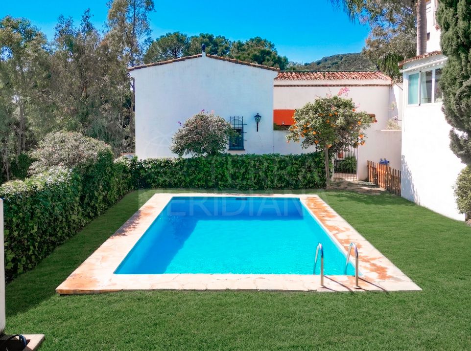 Chalet adosado de 2 dormitorios de estilo mediterráneo en venta en la Nueva Milla de Oro de Estepona.