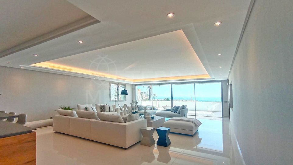 Frontline Puerto Banús Apartment with Panoramic Sea Views