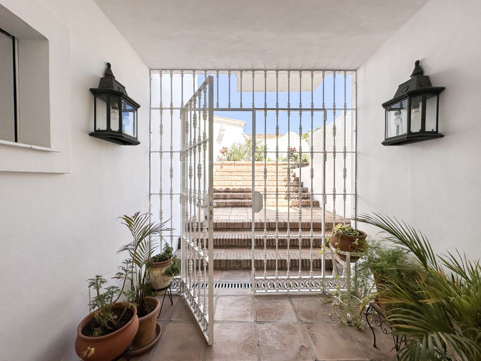 Вилла на продажу в Estepona East, Эстепона