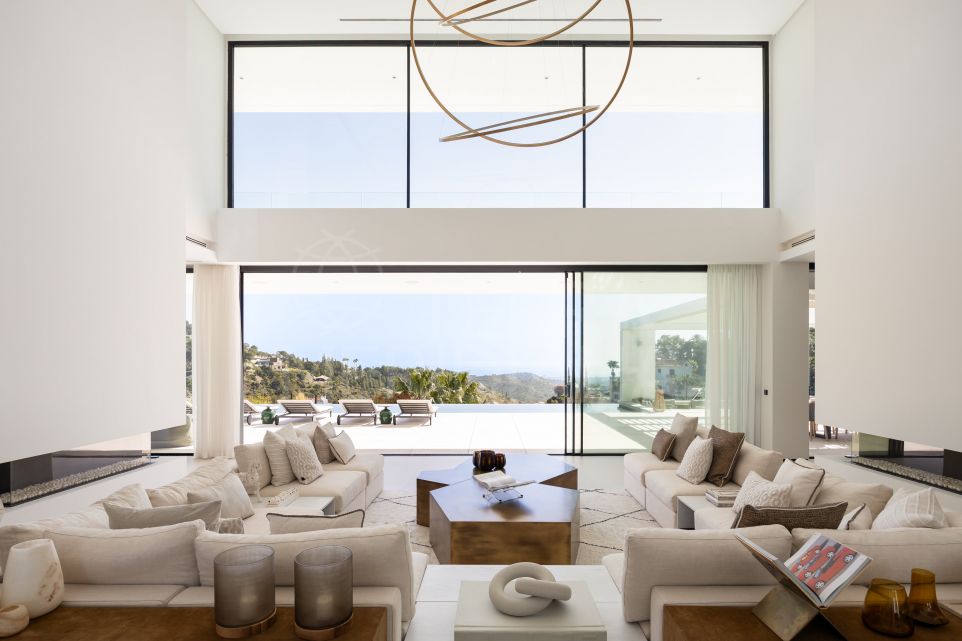 Casa De Canto es una excepcional finca contemporánea de siete habitaciones, en prestigiosa comunidad cerrada de El Madroñal.