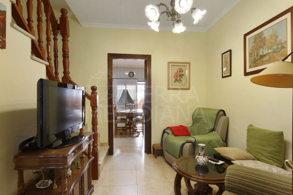 Maison de ville de trois chambres avec grande terrasse et garage dans la vieille ville d’Estepona