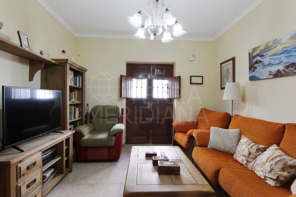 Maison de ville de trois chambres avec grande terrasse et garage dans la vieille ville d’Estepona