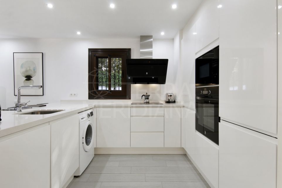 Hermosa casa adosada renovada de 2 dormitorios en primera línea de playa en el complejo Villacana.