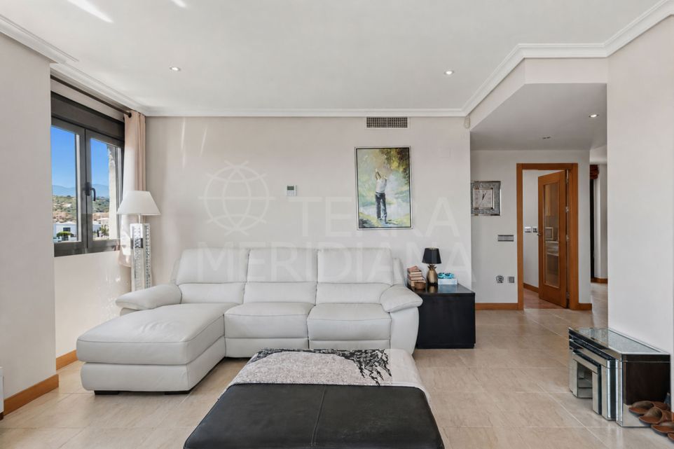 Ático dúplex de 2 dormitorios con vistas excepcionales en venta en Selwo, Nueva Milla de Oro de Estepona.