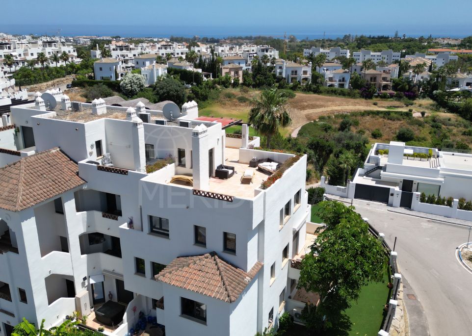 Ático dúplex de 2 dormitorios con vistas excepcionales en venta en Selwo, Nueva Milla de Oro de Estepona.