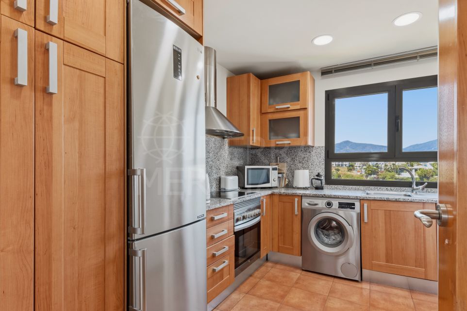Ático dúplex de 2 dormitorios con vistas excepcionales en venta en Selwo, Nueva Milla de Oro de Estepona.