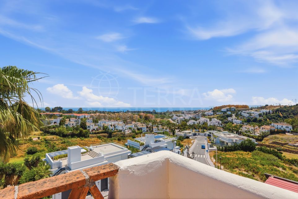 Ático dúplex de 2 dormitorios con vistas excepcionales en venta en Selwo, Nueva Milla de Oro de Estepona.