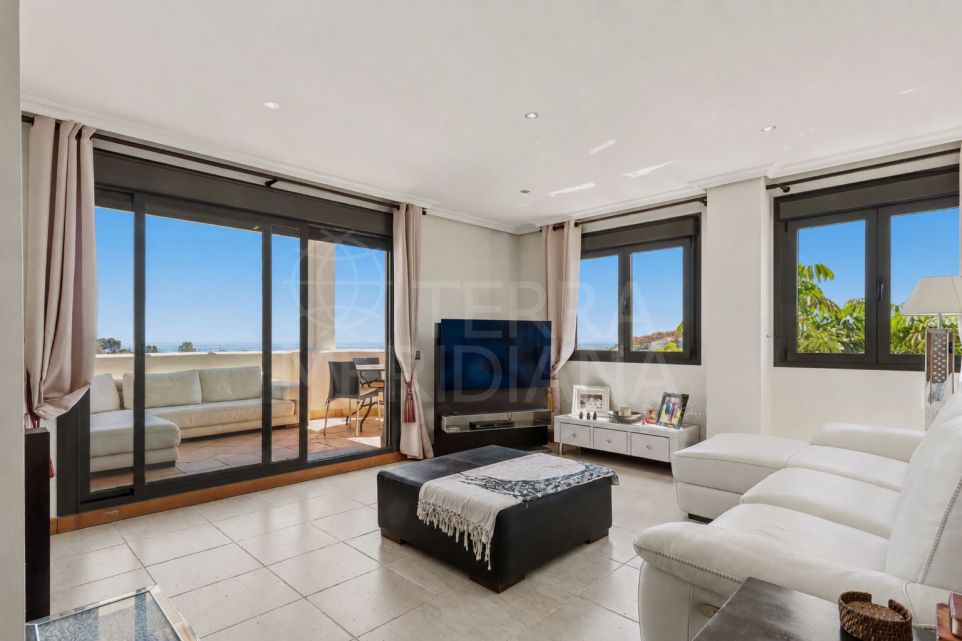 Ático dúplex de 2 dormitorios con vistas excepcionales en venta en Selwo, Nueva Milla de Oro de Estepona.