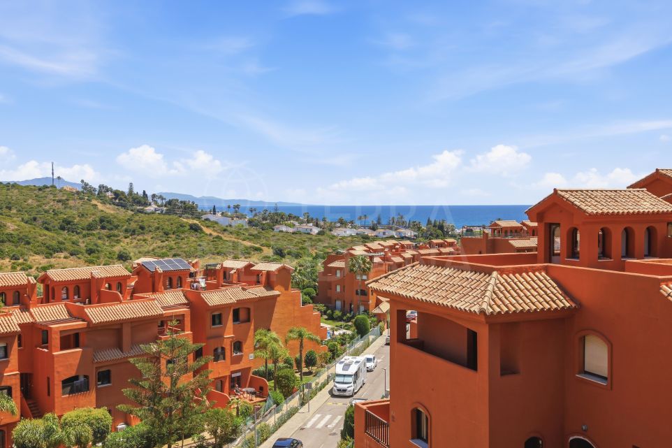 Superbe penthouse en duplex de 3 chambres avec solarium et vue sur la mer à vendre à La Gaspara, Estepona