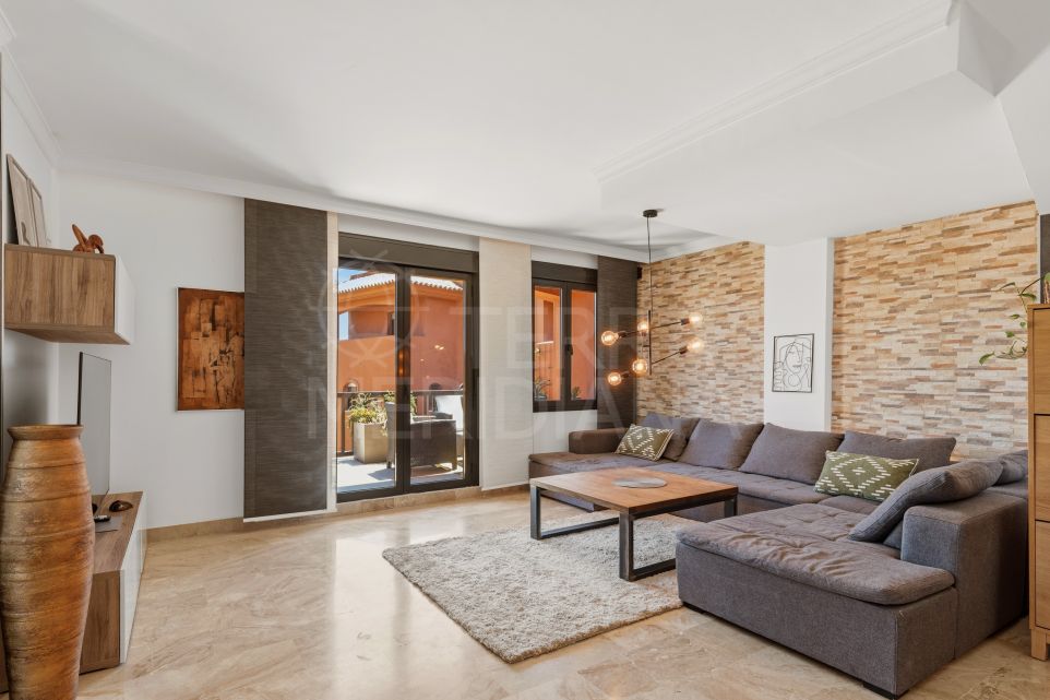 Superbe penthouse en duplex de 3 chambres avec solarium et vue sur la mer à vendre à La Gaspara, Estepona