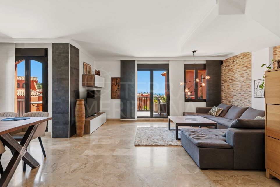 Superbe penthouse en duplex de 3 chambres avec solarium et vue sur la mer à vendre à La Gaspara, Estepona