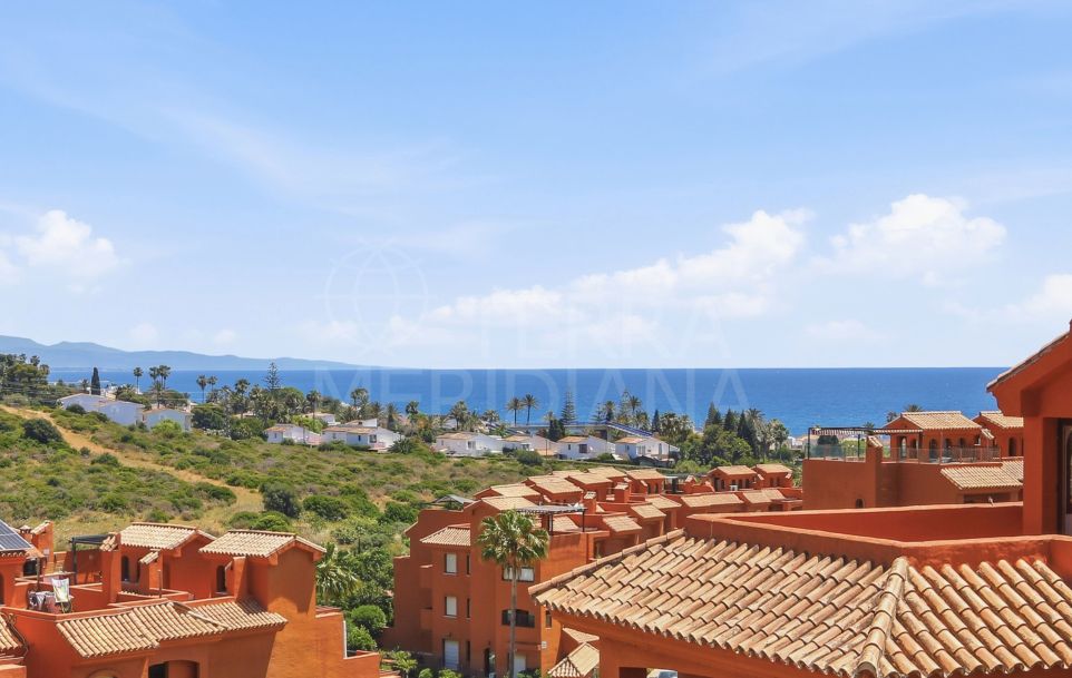 Superbe penthouse en duplex de 3 chambres avec solarium et vue sur la mer à vendre à La Gaspara, Estepona