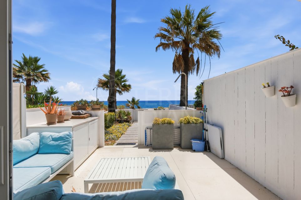 Maison de ville en première ligne de plage à vendre à Playa Paraíso, Manilva