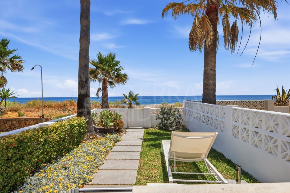 Maison de ville en première ligne de plage à vendre à Playa Paraíso, Manilva