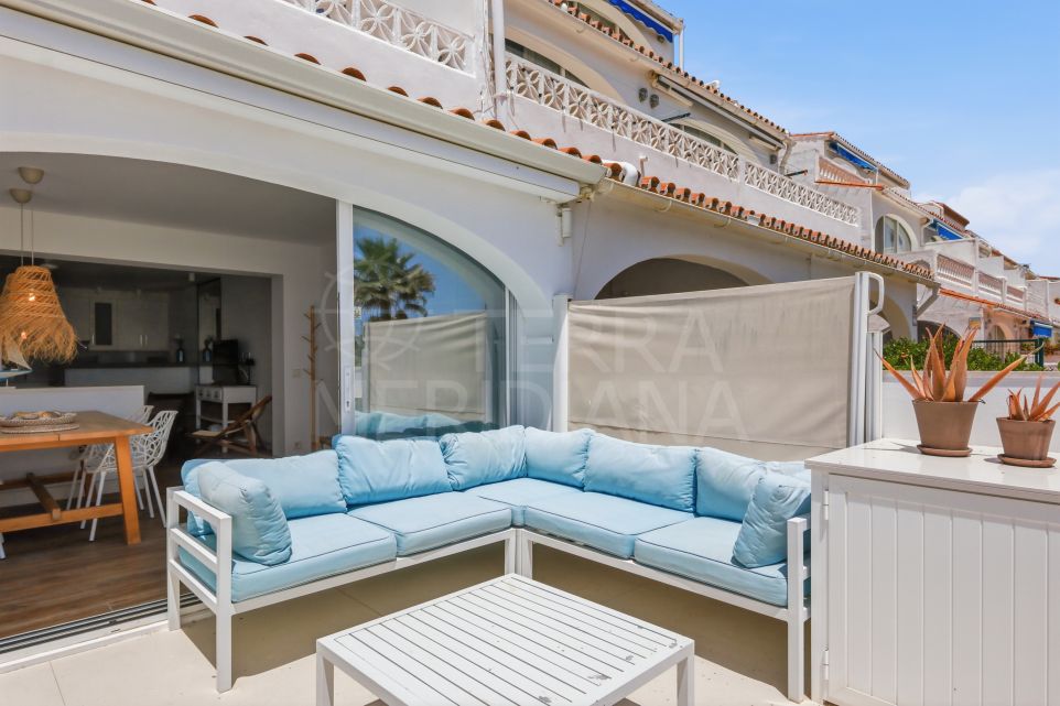 Maison de ville en première ligne de plage à vendre à Playa Paraíso, Manilva