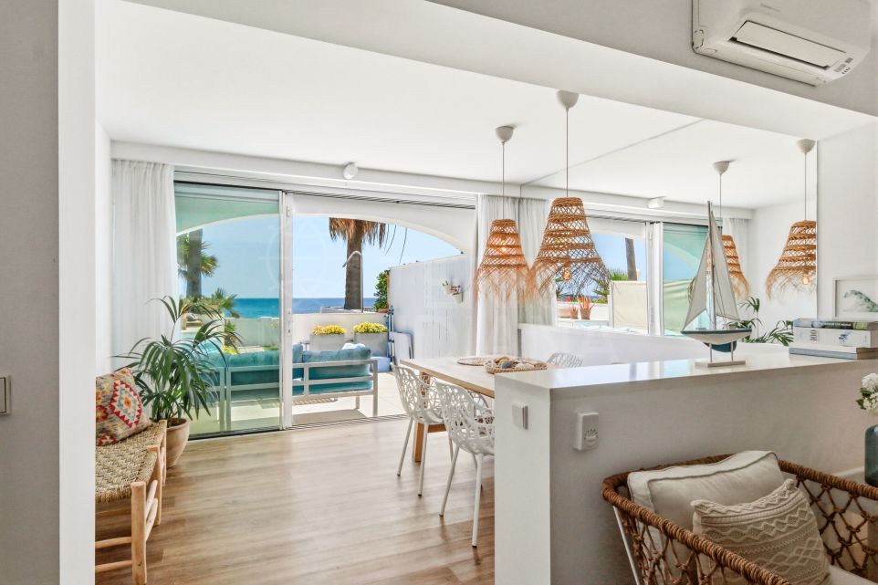 Maison de ville en première ligne de plage à vendre à Playa Paraíso, Manilva